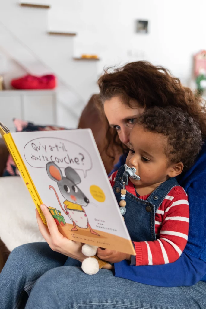 Enfant lit un livre avec sa maman